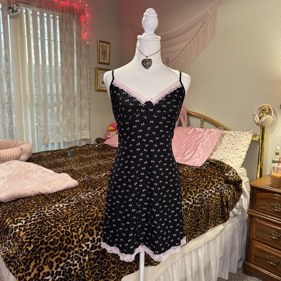 Elegant Black and Pink Lace Trim slip - Picture 2 of 8